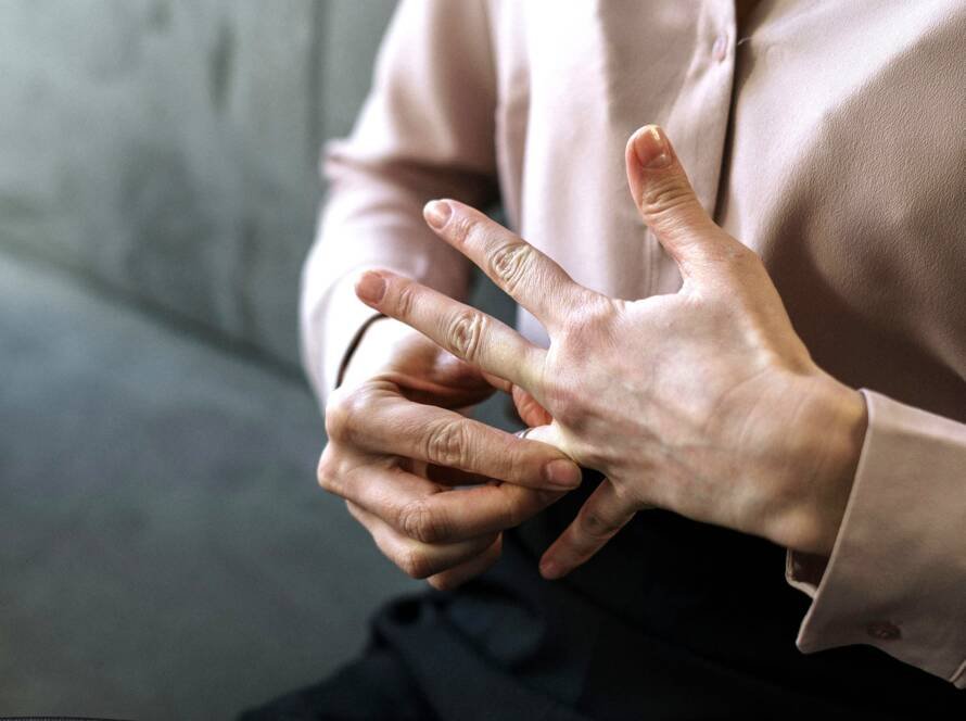 Lady with pain in her hand